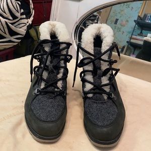Sorel women’s Alpine Holiday Boots size 9